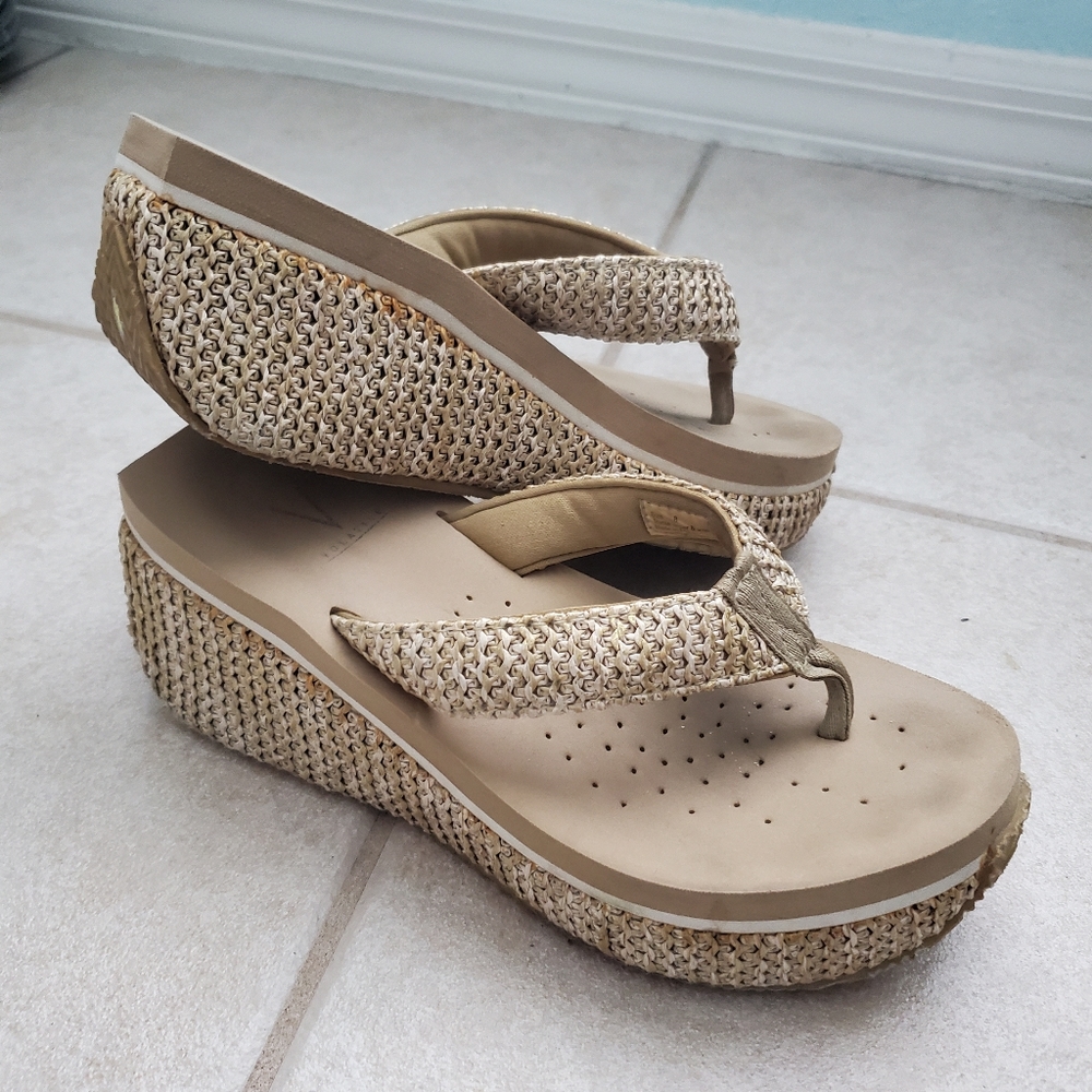 Volatile Size 8 Tan Sandals